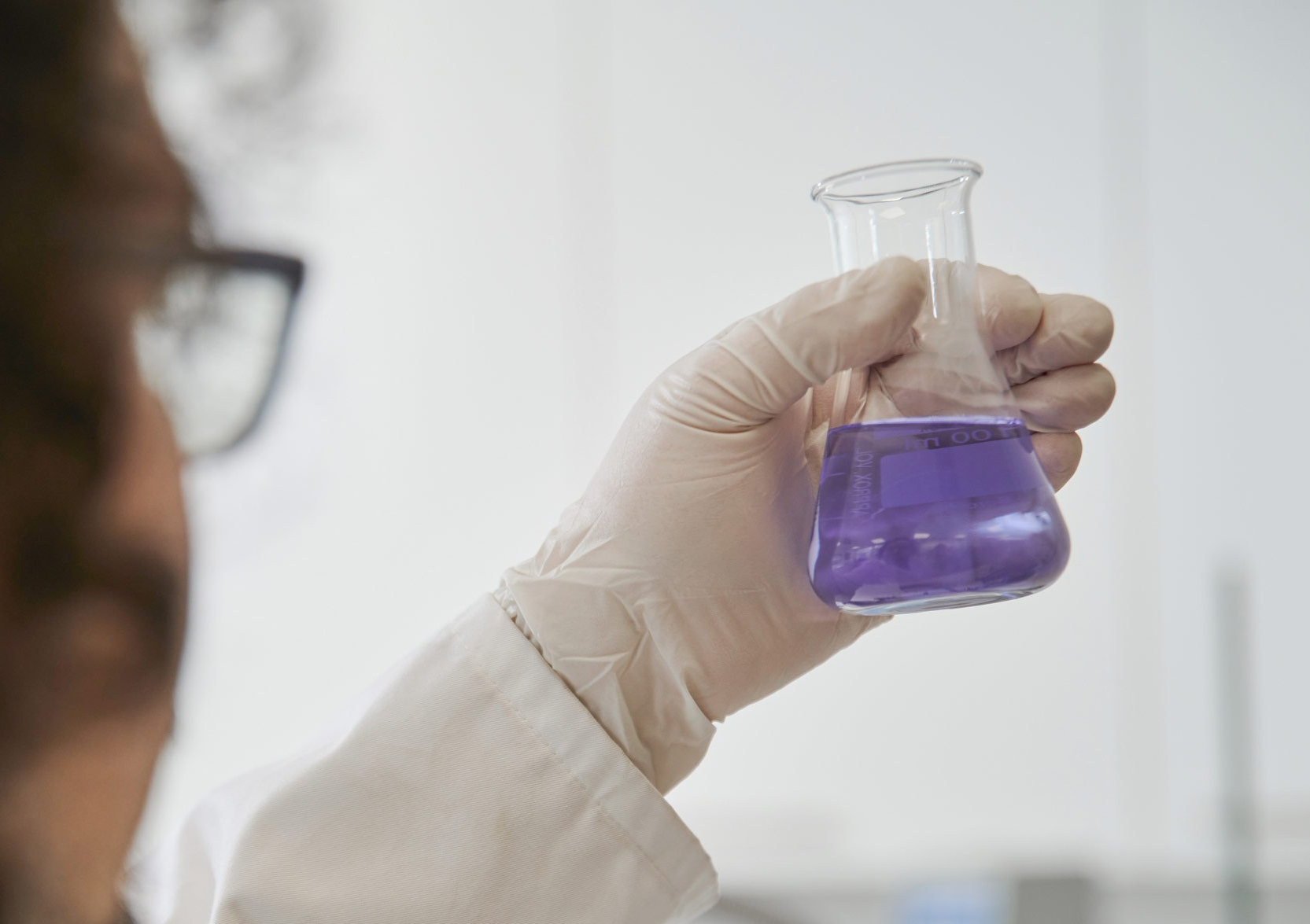 In unserem Labor garantieren wir höchste physikalische Eigenschaften für unser Polyurethan - POLYTEC INDUSTRIAL